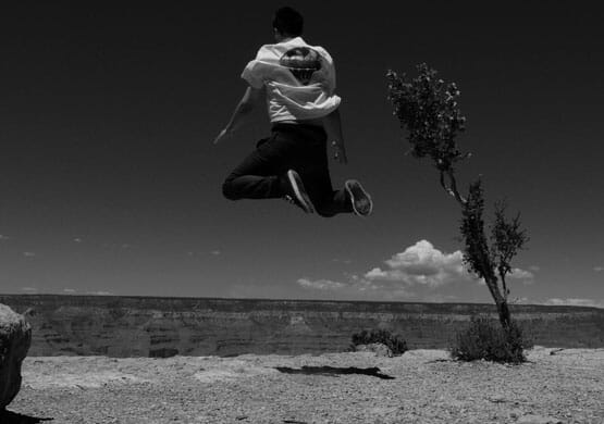 joe_jump_canyon_555